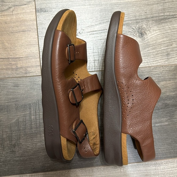 SAS Brown Sandal - Picture 2 of 4